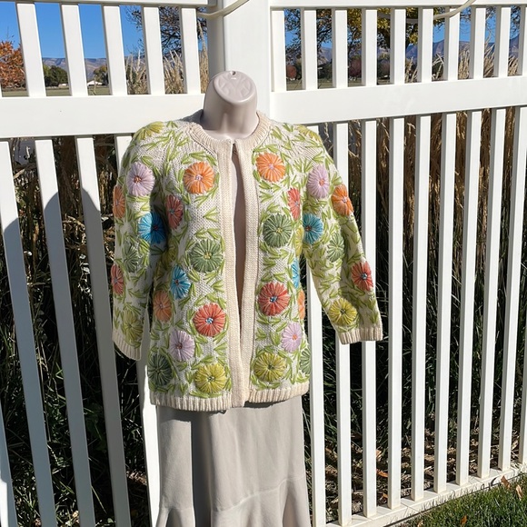 Sweaters - VINTAGE WOOL Floral Embroidered Women's Cardigan